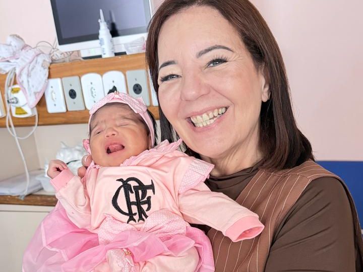 Dra. Sandra Barcellos com um recém-nascido no colo