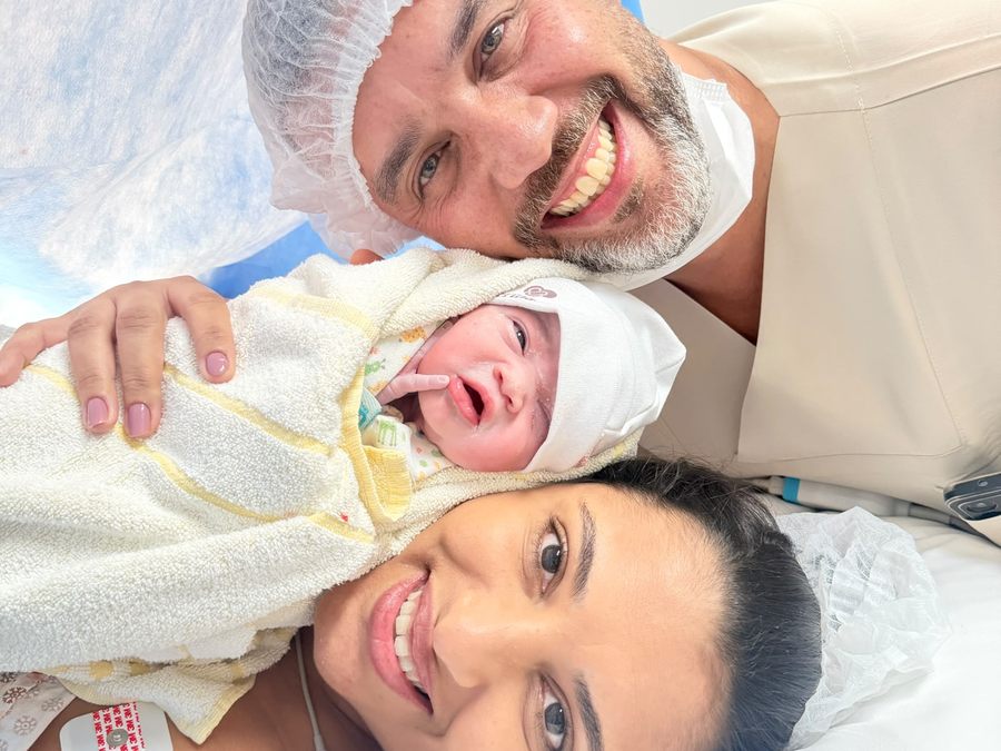 Pai e mãe com o recém-nascido logo após o parto